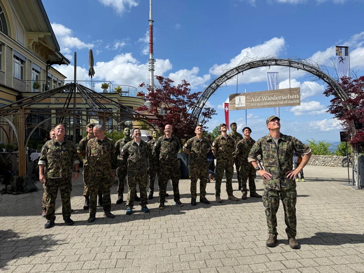 Die Teilnehmer des 100-Kilometer-Marschs nehmen am Start auf dem Üetliberg Aufstellung.